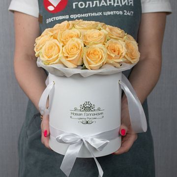 25 кремовых роз в белой шляпной коробке LUX 25 кремовых роз в белой шляпной коробке LUX