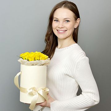 15 желтых роз в маленькой бежевой шляпной коробке №683