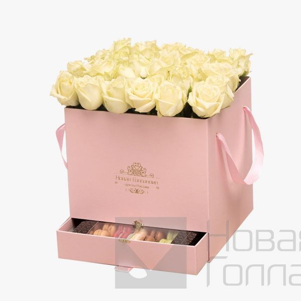 35 белых роз в большой розовой коробке шкатулке с макарунсами
