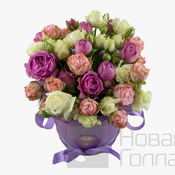 Розовые пионовидные кустовые розы микс в голубой шляпной коробке №743