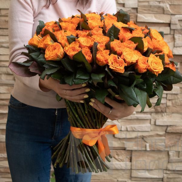 Букет 101 оранжевая роза 35 см