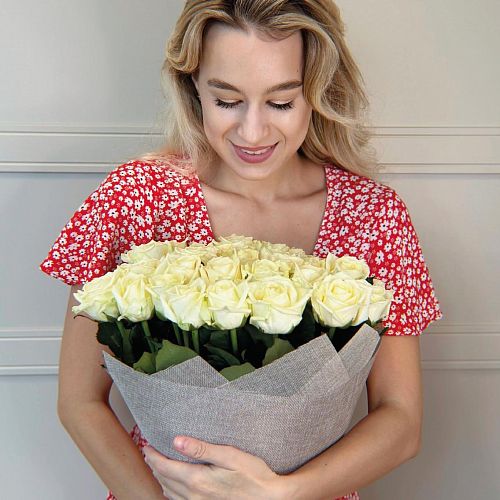 Букет 31 белая роза 60 см