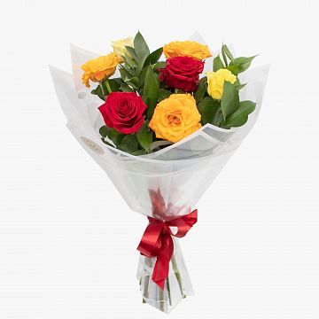 Букет из 7 разноцветных роз 50 см с зеленью