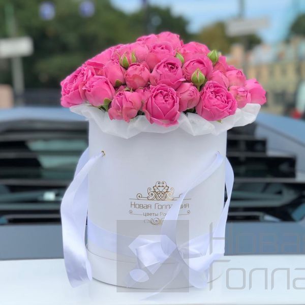 11 розовых кустовых пионовидных роз в белой шляпной коробке №22