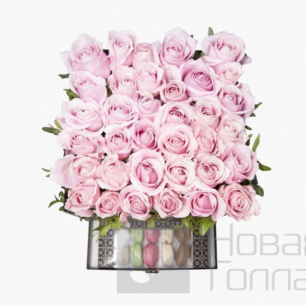 35 нежно-розовых роз в большой черной коробке шкатулке с макарунсами №465