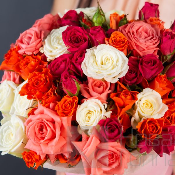 Кустовые розы в маленькой розовой шляпной коробке №571