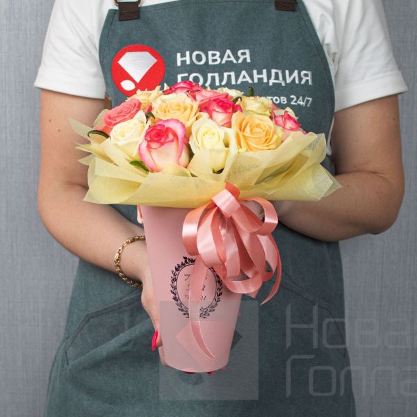 Ассорти из роз в коробке конус
