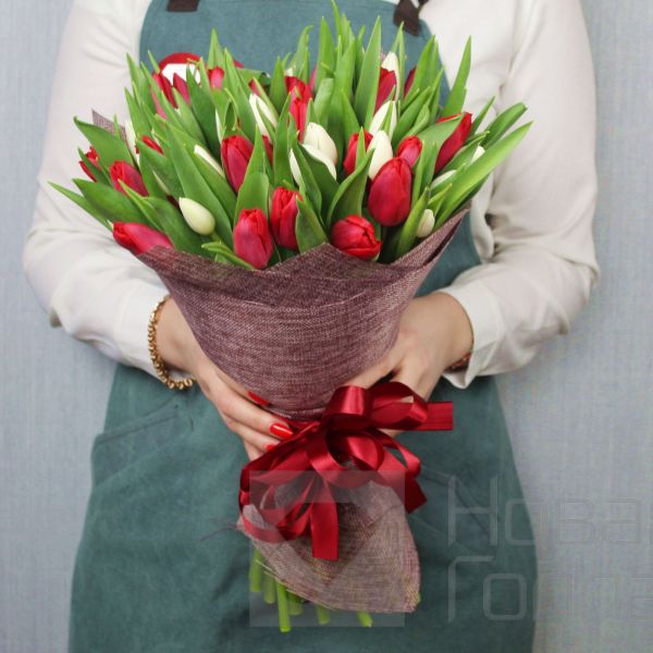 Букет Дуновение весны 51 красно-белый тюльпан