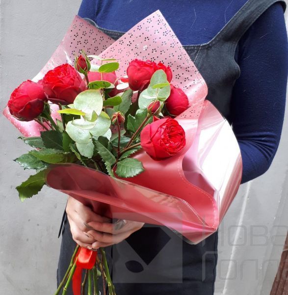 Букет из 7 красных пионовидных роз Премиум в крафте