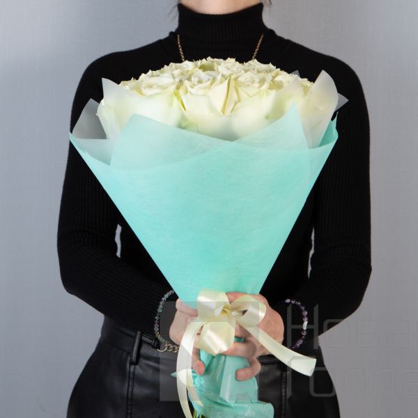 Букет 25 белых роз Кения 40 см  в упаковке