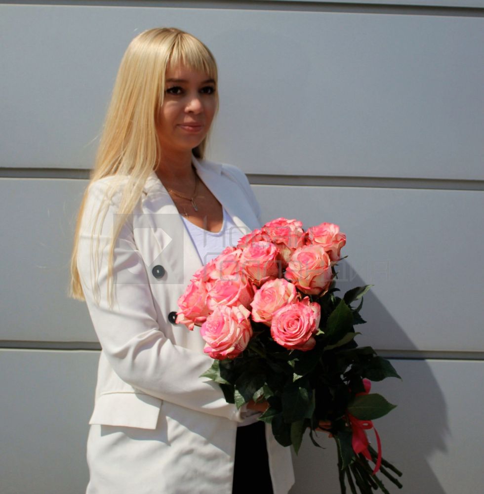 Букет 15 бело-розовых роз Эквадор