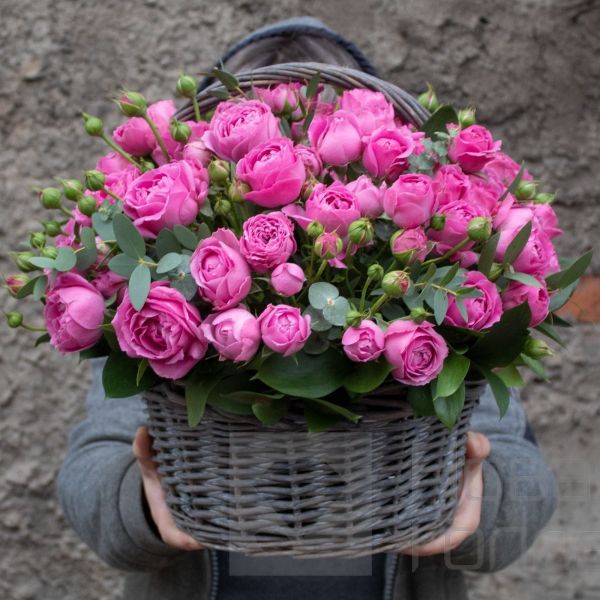 19 розовых пионовидных роз в корзине