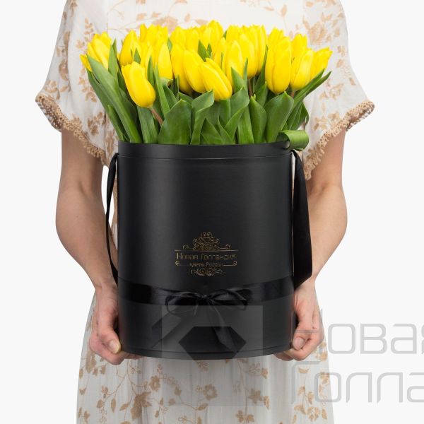 59 желтых тюльпанов в большой черной шляпной коробке №513
