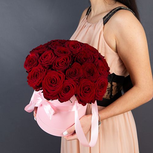 25 красных роз в розовой шляпной коробке 