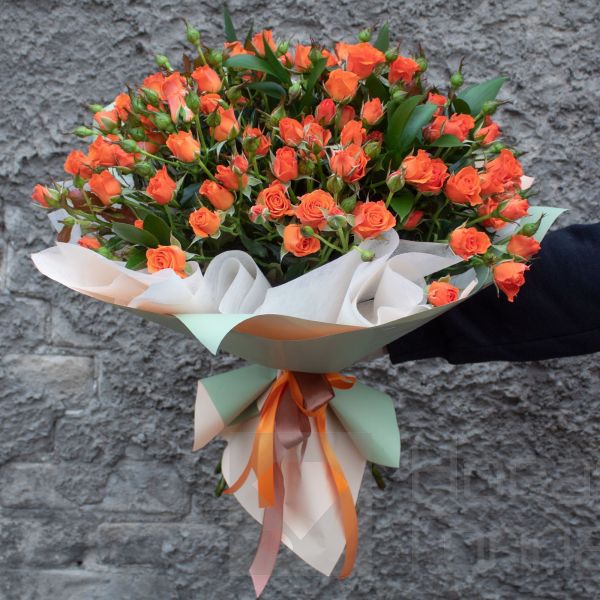 Букет 15 оранжевых кустовых роз
