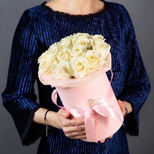15 белых роз в маленькой розовой шляпной коробке 