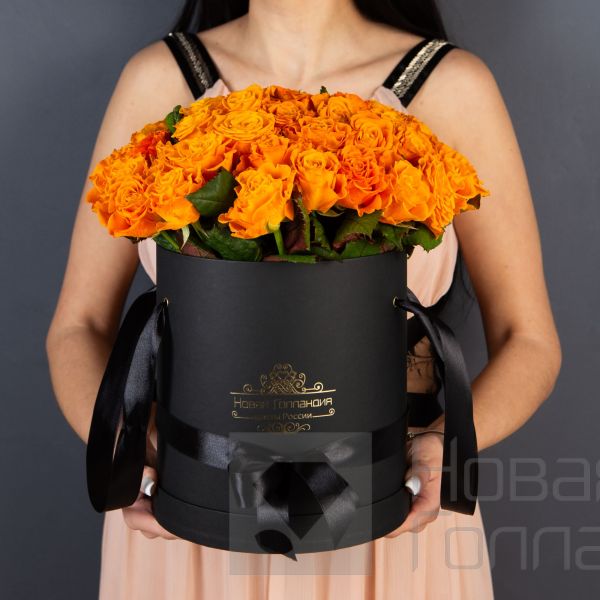 51 Оранжевая роза в большой черной шляпной коробке №335