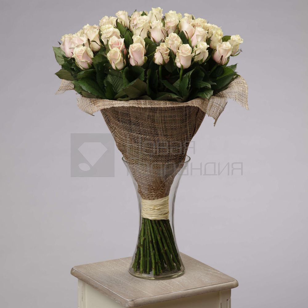 Букет 51 нюдовая роза 60 см в вазе