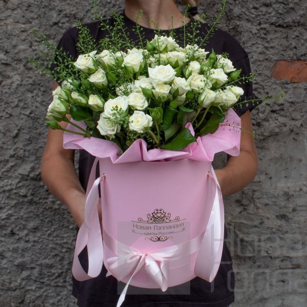 Белые кустовые розы в розовой шляпной коробке №694