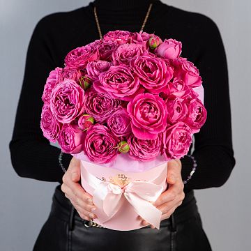 9 розовых кустовых пионовидных роз в маленькой розовой коробке №292 9 розовых кустовых пионовидных роз в маленькой розовой коробке №292