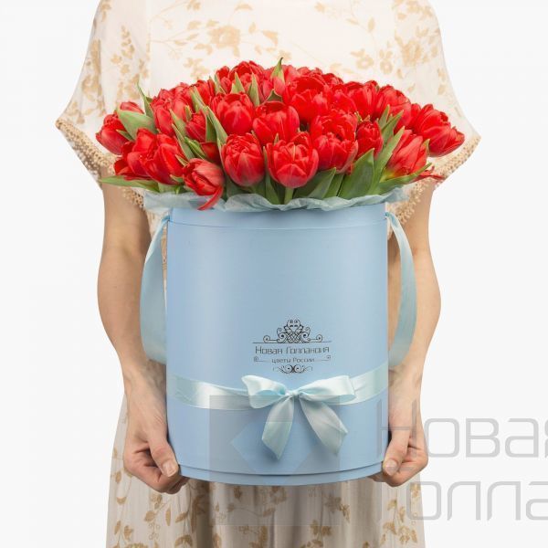 59 красных тюльпанов в большой голубой шляпной коробке №515