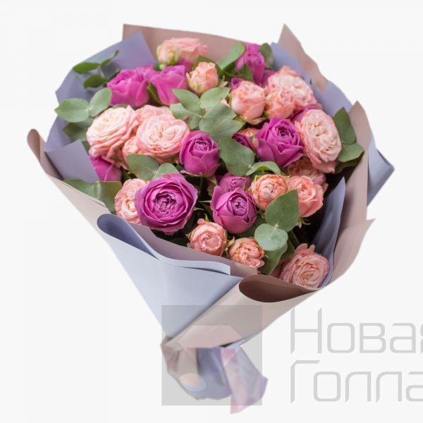 Букет 15 пионовидных кустовых роз микс с эвкалиптом 40 см