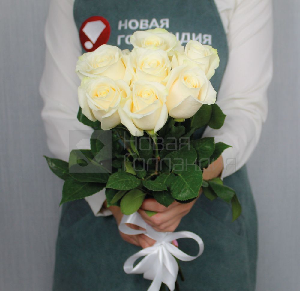 7 белых роз Эквадор 50-60 см.