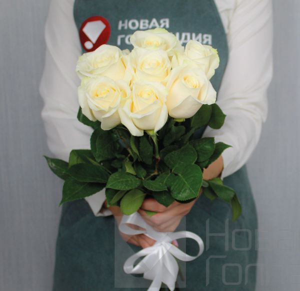 7 белых роз Эквадор 50-60 см.