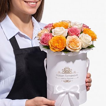 15 роз ассорти в маленькой белой коробке