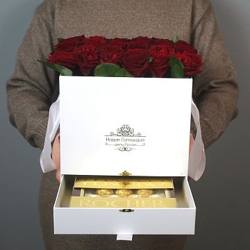 35 красных роз в большой белой коробке шкатулке с конфетами FerreroRocher