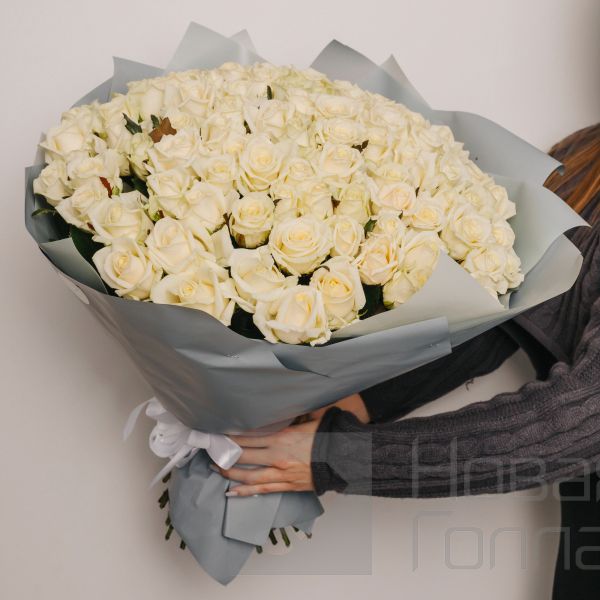 Букет 101 белая роза 50см в упаковке