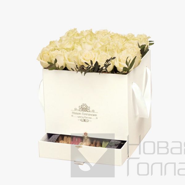 35 белых роз в большой белой коробке шкатулке с макарунсами