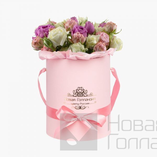 Пионовидные кустовые розы микс в розовой шляпной коробке №735