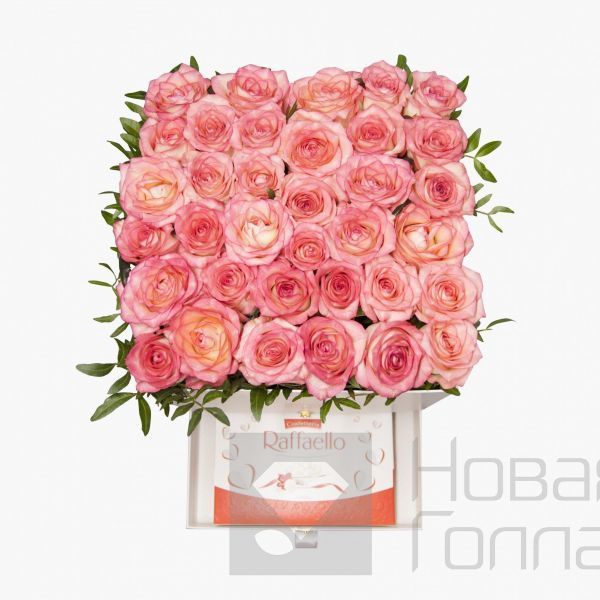 35 розовых роз в большой белой коробке шкатулке с макарунсами №502